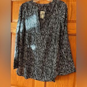 NWT 12W black white patterned long sleeve top v neck hemmed wrists